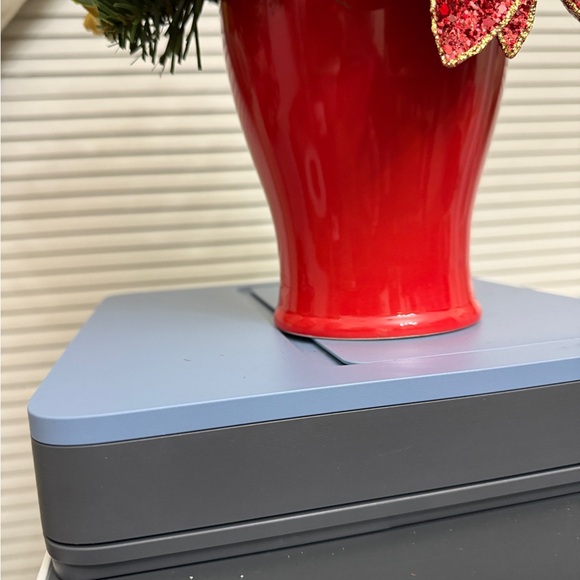 Christmas faux flower arrangement - Picture 5 of 5